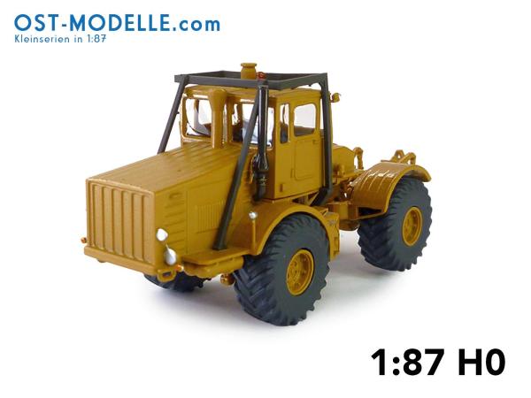 Traktor Kirovets K700 gelborange mit Motorverkleidung Überrollbügel